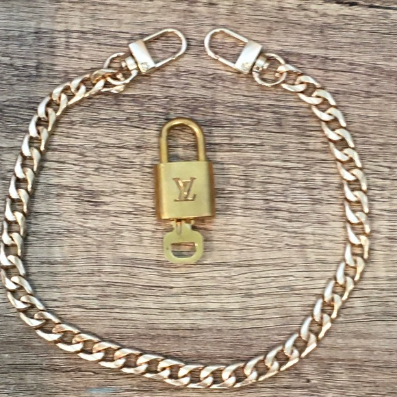 Louis Vuitton lock and key with unbranded chain - Picture 1 of 4